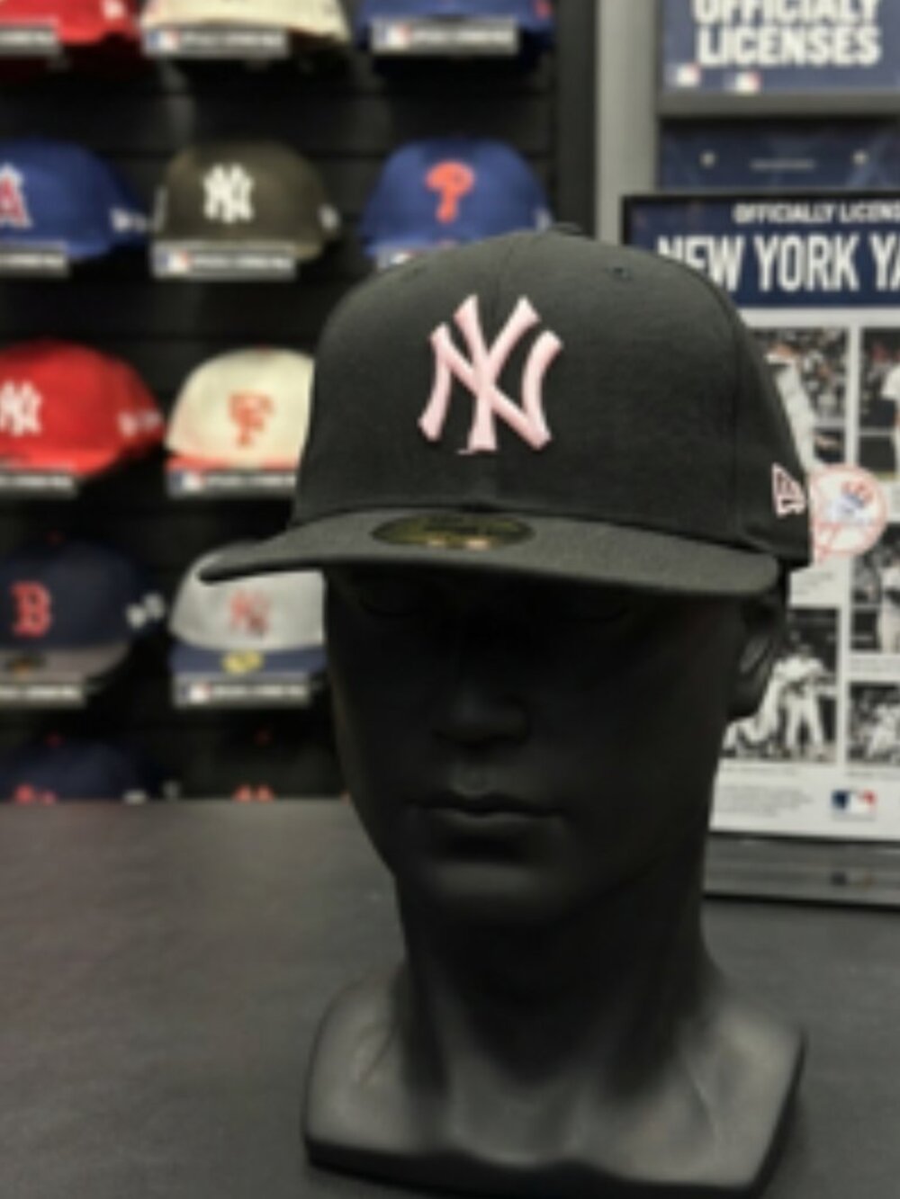 New Era 59FIFTY New York Yankees cap features a black crown